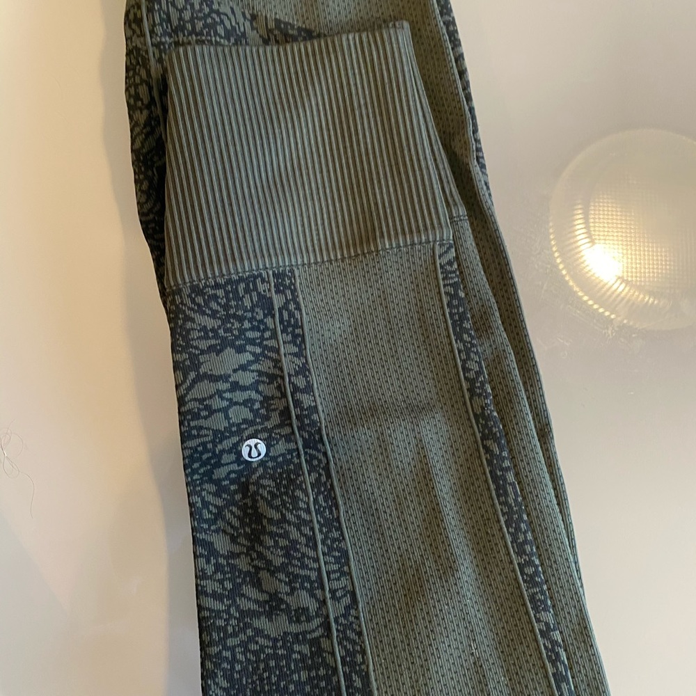 Snake print Lululemon leggings! Size 4